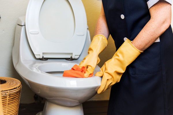 كيفية نظافة الحمام الافرنجي | أفضل اساليب تطهير وتعقيم ارضيات الحمامات