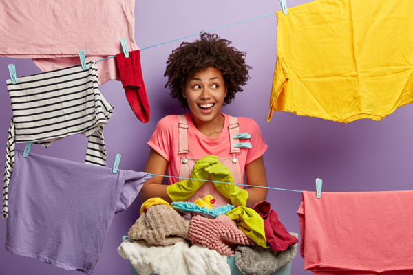 كيفية غسل الملابس | أفضل طريقة تليين الجينز وتطرية القماش يدويا في المنزل بسهولة