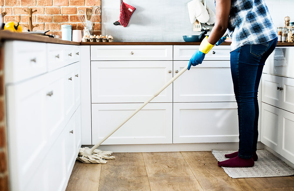 كيفية تنظيف المطبخ بسرعة | اكتشفي أفضل طرق غسيل المطبخ الخشب والألوميتال بدون تعب