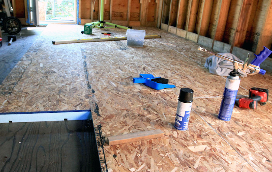 كيفية عزل الأسقف الخشبية بالفوم السائل | اكتشف أفضل طريقة حماية السقف الخشب من مياه الامطار والسيول