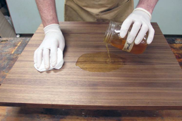 طرق تلميع الخشب القديم بالورنيش | اكتشف كيفية تنظيف الخشب المطفي اللاكيه الملون والاستر