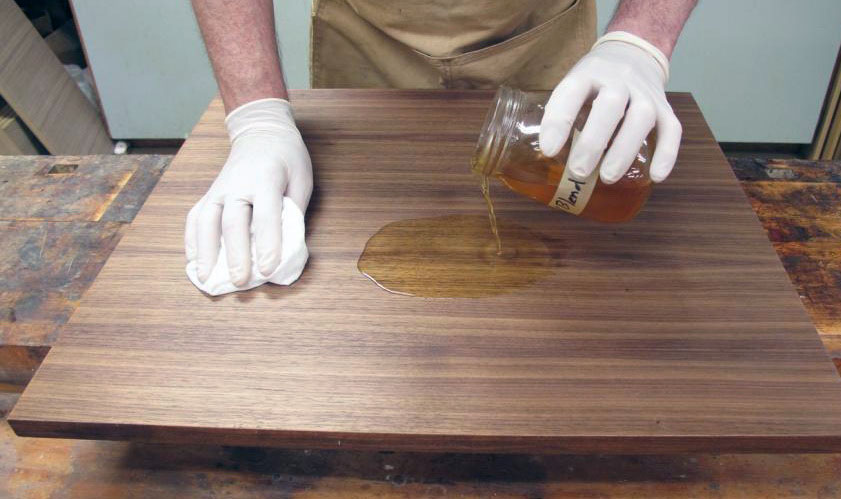 طرق تلميع الخشب القديم بالورنيش | اكتشف كيفية تنظيف الخشب المطفي اللاكيه الملون والاستر