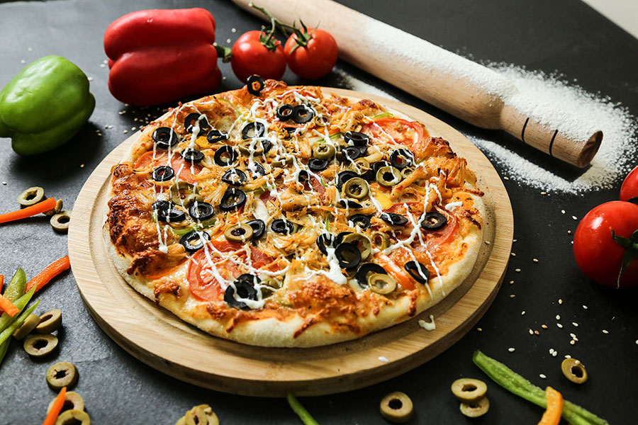 طريقة عمل بيتزا رول في المنزل زي المطاعم | اكتشف مقادير عجينة وحشو بيتزا بالدجاج و الخضروات