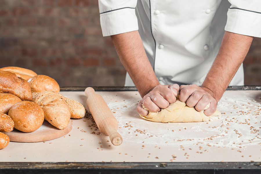 طريقة عمل خبز بالثوم والجبنة الإيطالي في المنزل | اكتشف مكونات ومقادير طبخ عيش الفوكاشيا المقرمش