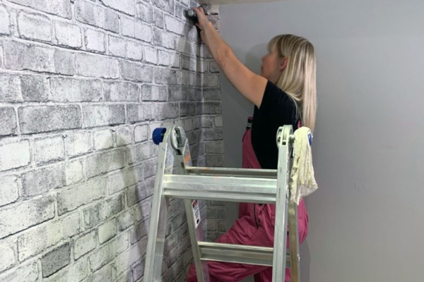 كيفية تركيب ورق الحائط | اكتشف خطوات كيف اركب ورق جدران بنفسي وهل يصلح ورق الجدران للحمام