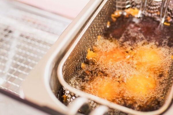 تنظيف قلاية البطاطس الكهربائية | طرق غسيل القلايه تيفال، مولينکس، ديلونجي من الزيت المحروق
