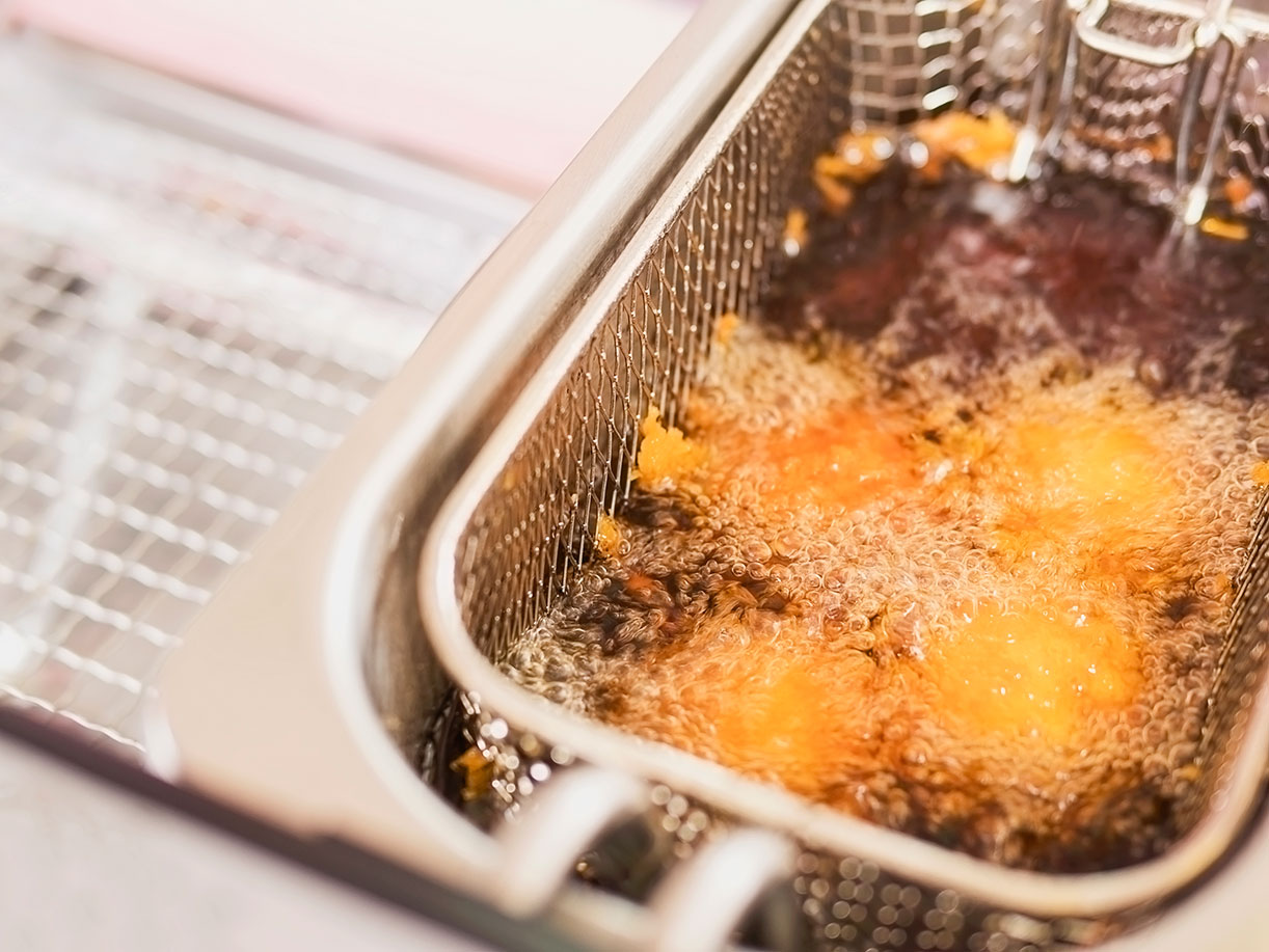 تنظيف قلاية البطاطس الكهربائية | طرق غسيل القلايه تيفال، مولينکس، ديلونجي من الزيت المحروق